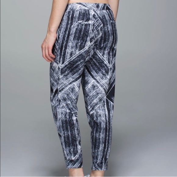 Lululemon Jet Crop 7/8 Luon Heat Wave White Black - Picture 2 of 11